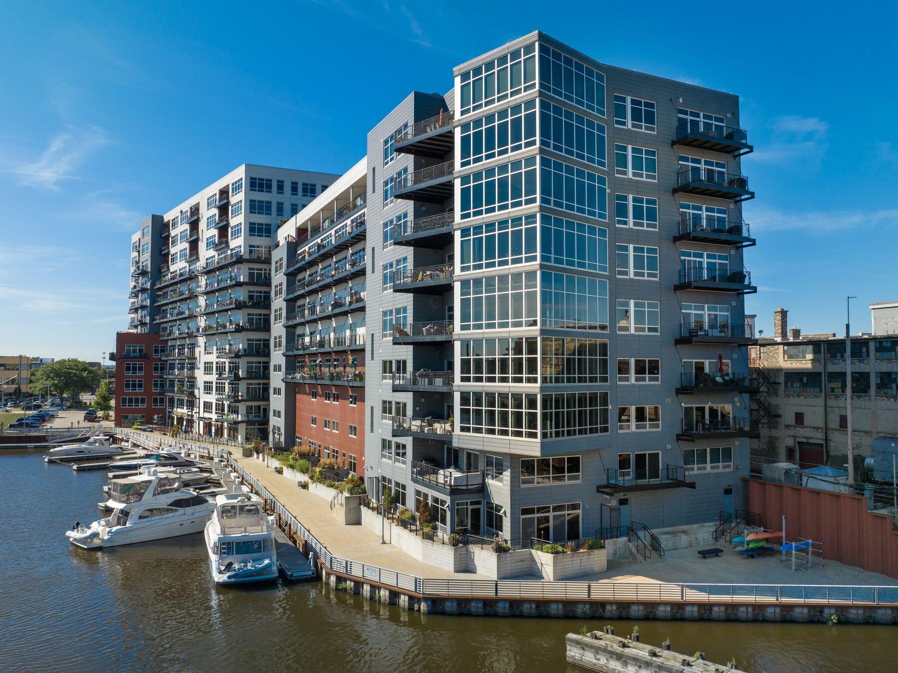 106 W Seeboth St, 616