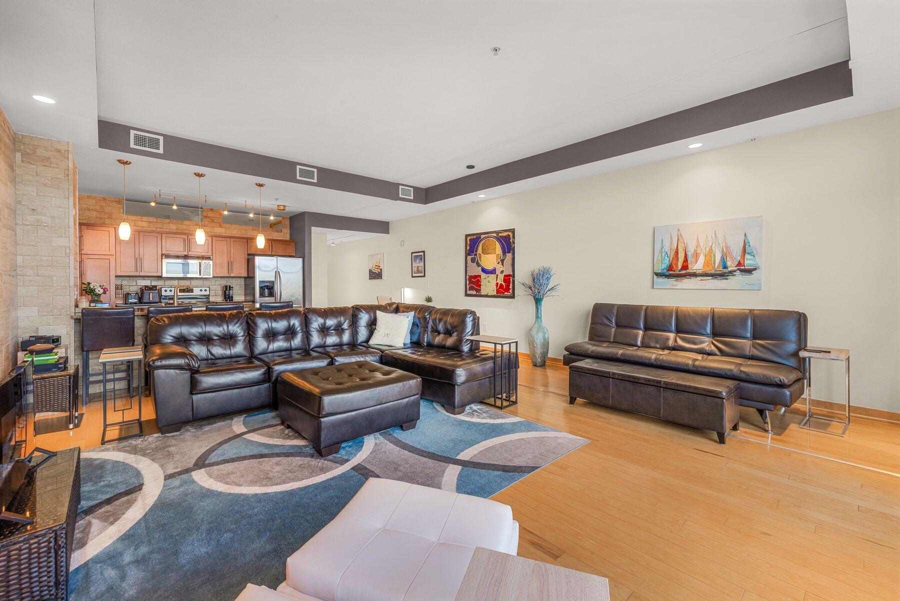 106 W Seeboth St, 616