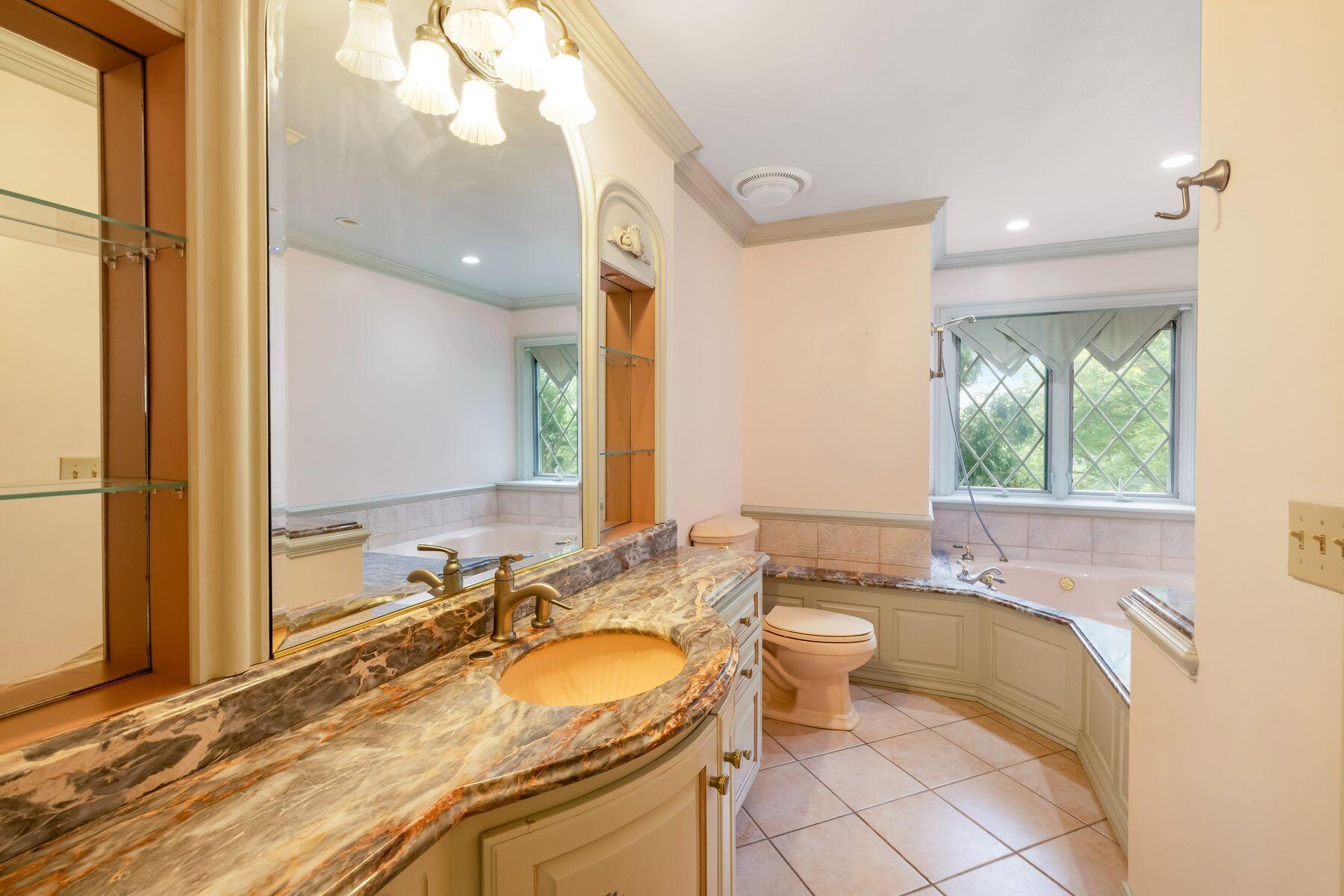 W212N10497 Parkland Cir