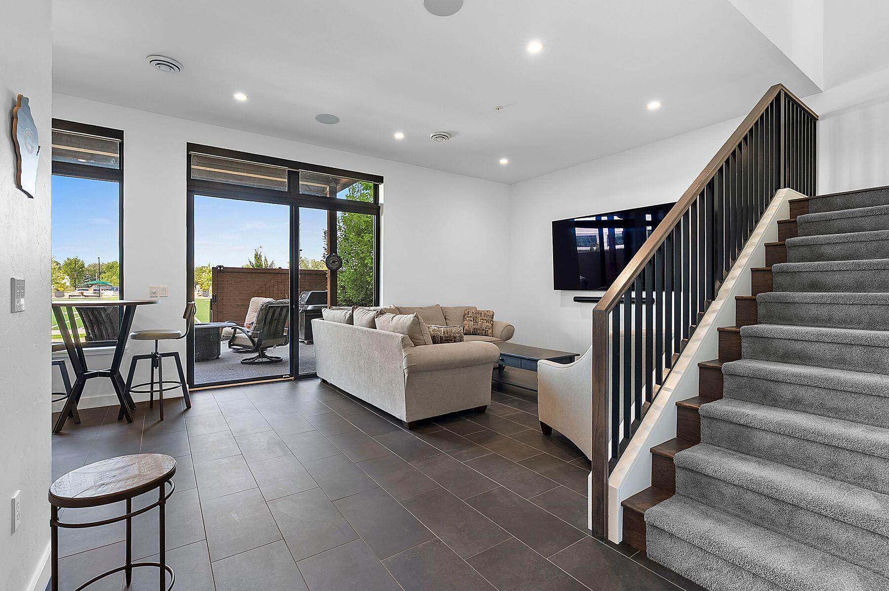 1096 Brookwood Dr