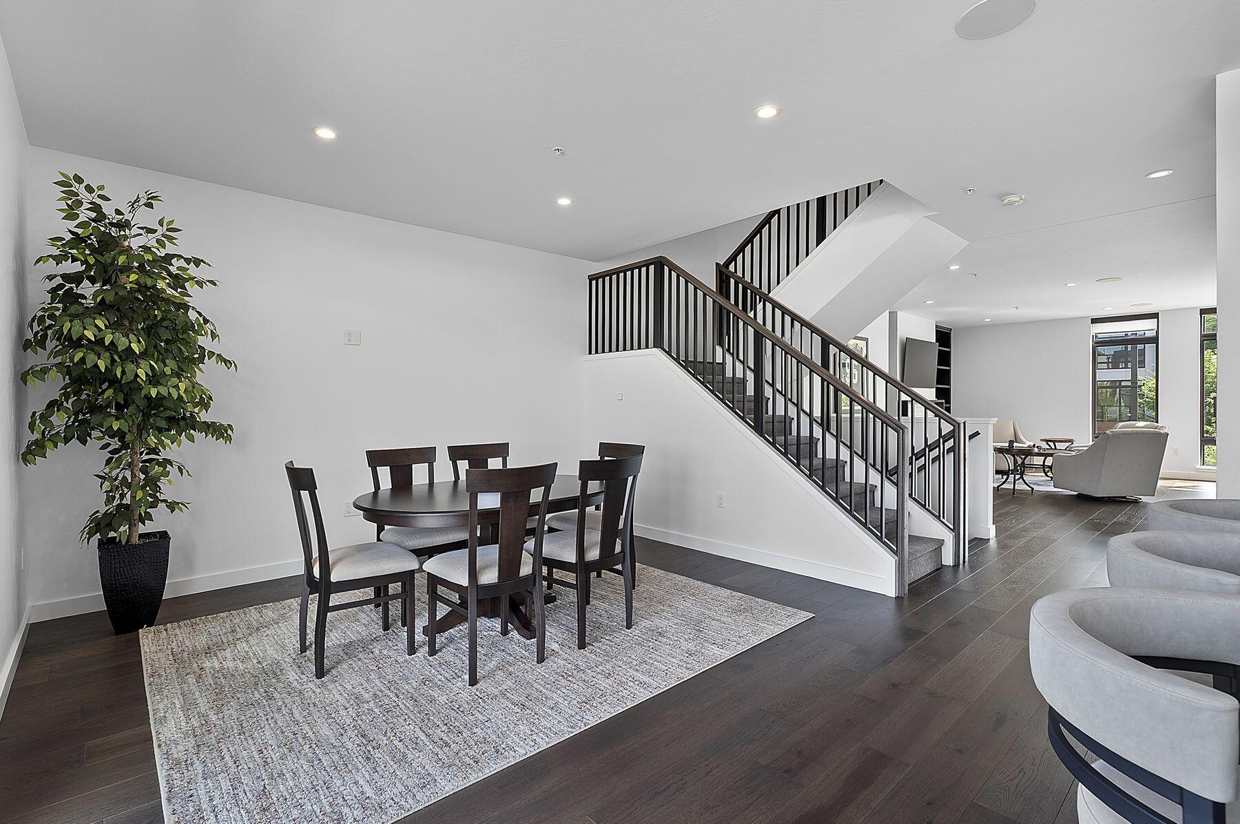 1096 Brookwood Dr