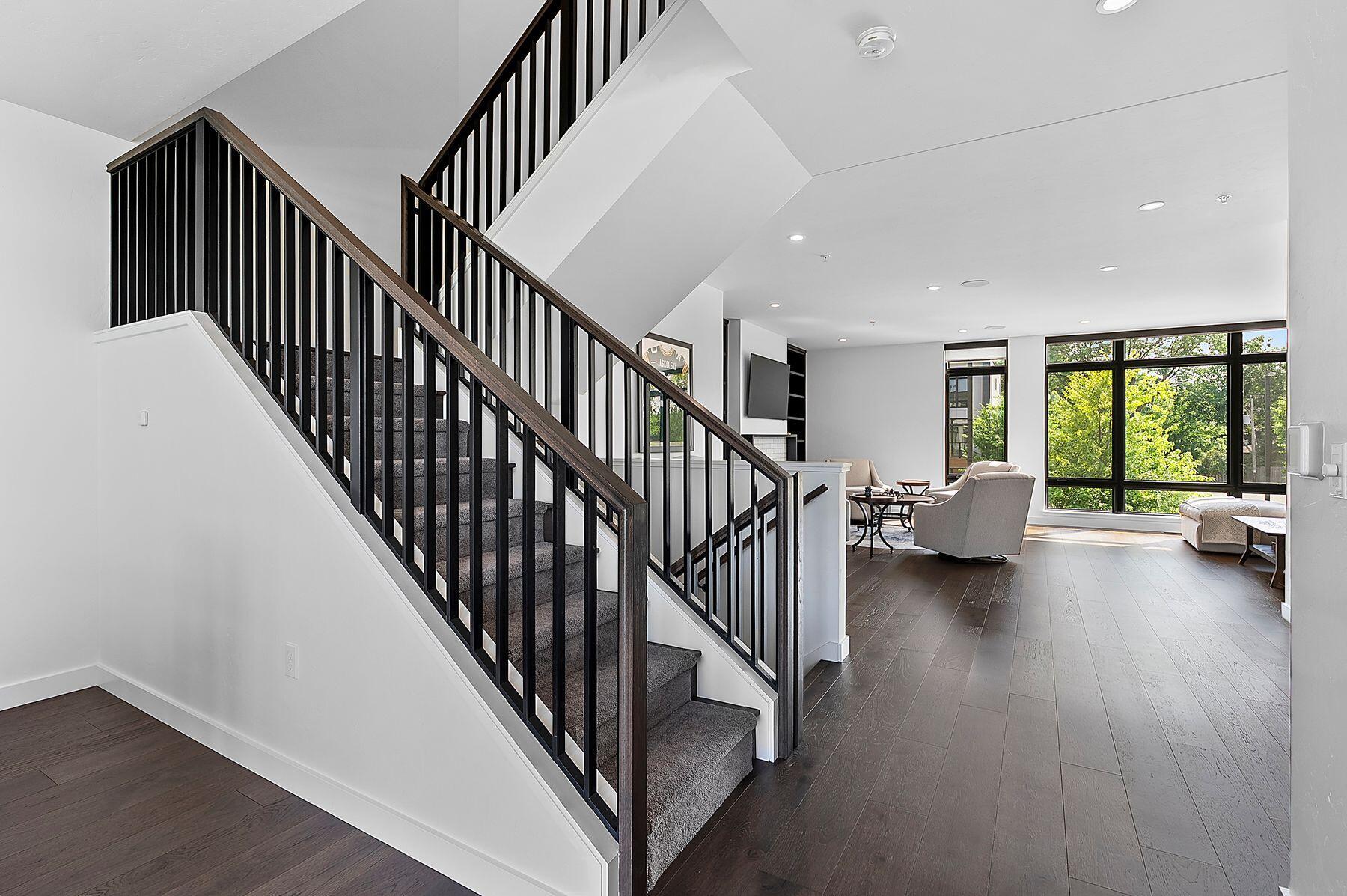 1096 Brookwood Dr