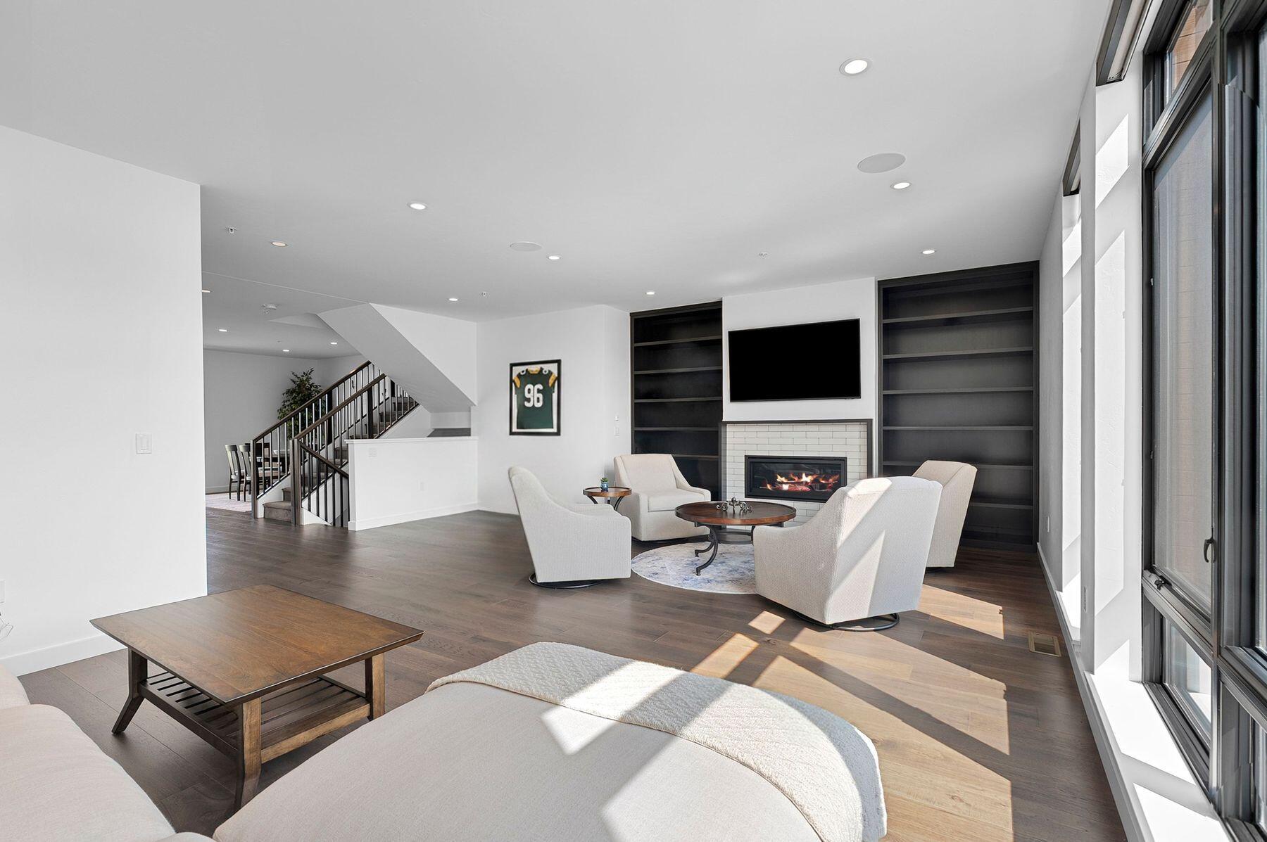 1096 Brookwood Dr