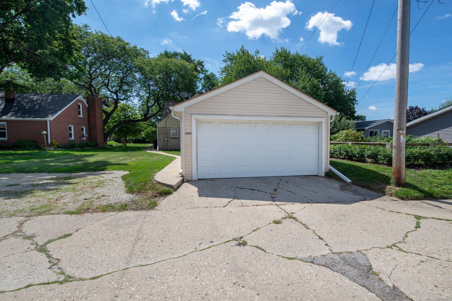 3434 E Bottsford Ave