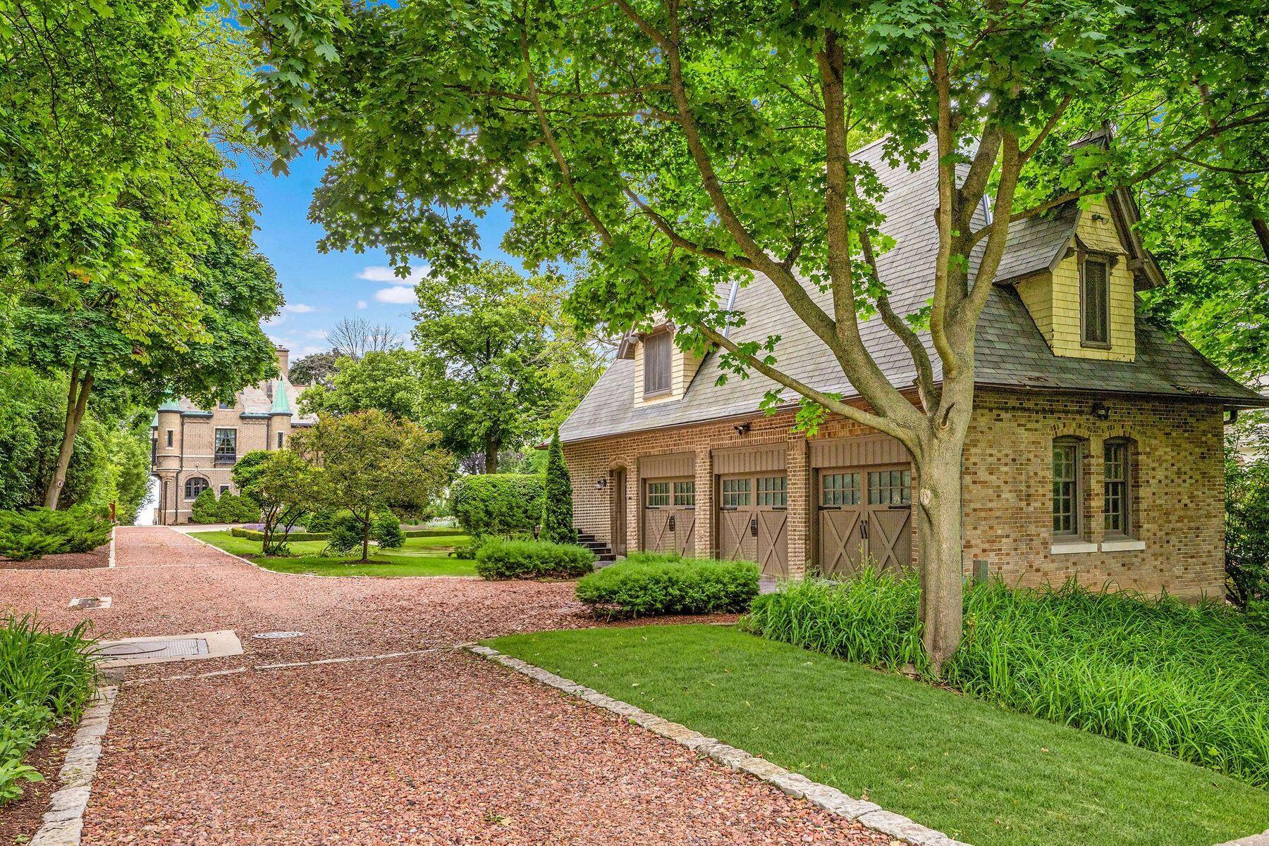 3266 N Lake Dr