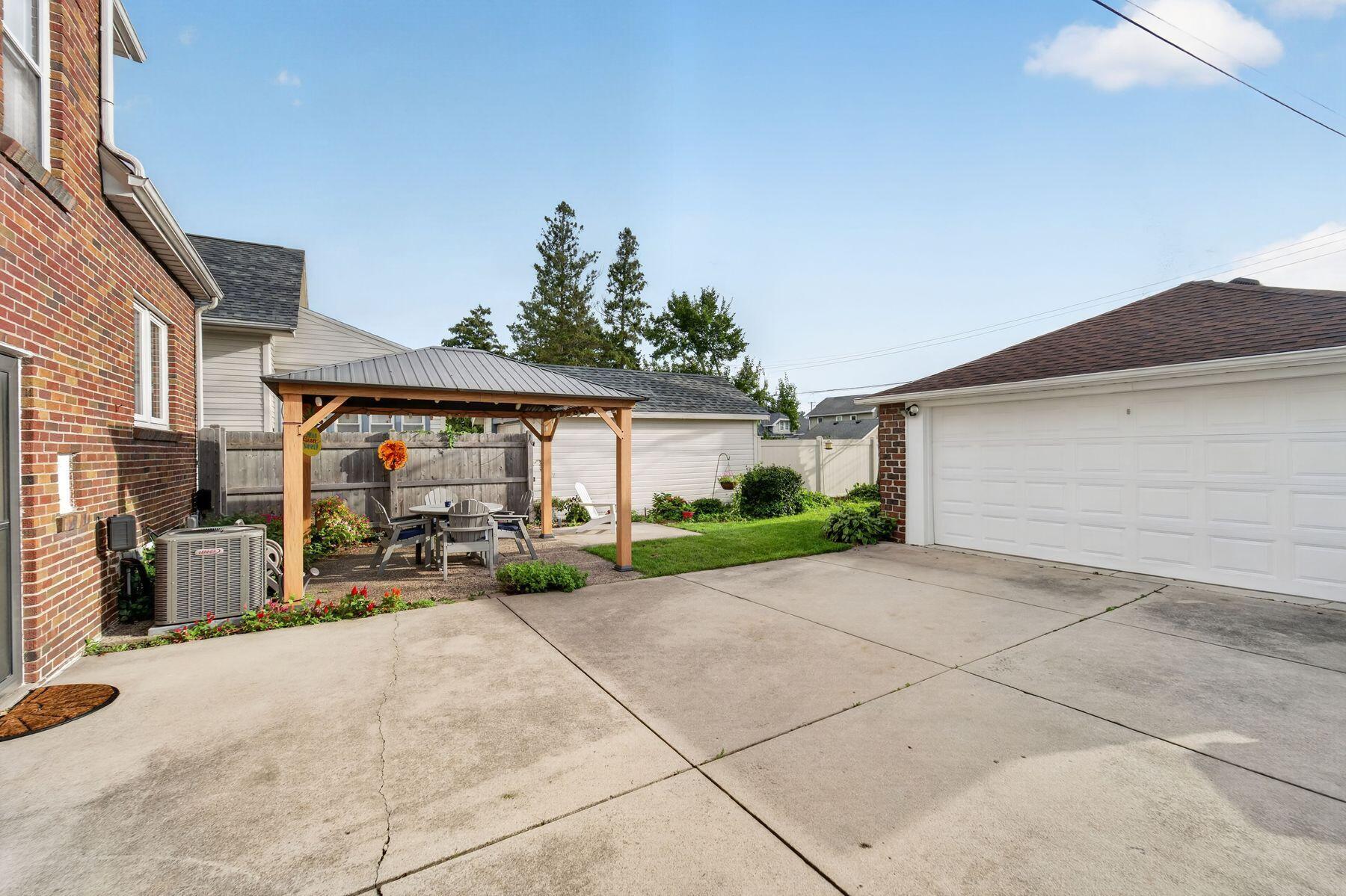 933 Lathrop Ave