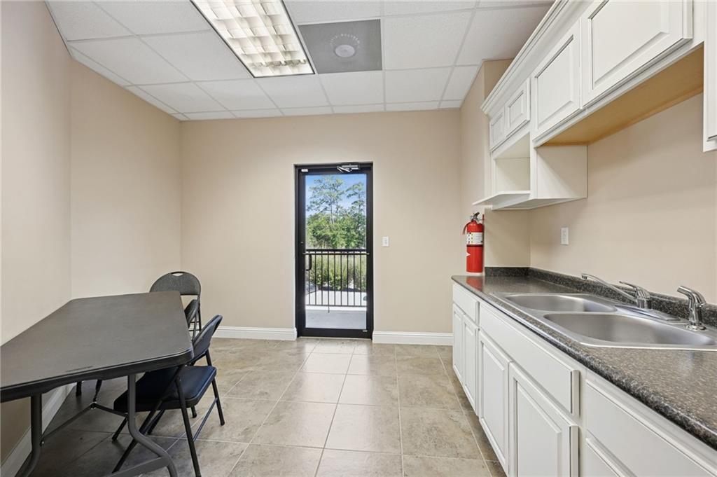 141 FAIRVIEW OAKS Drive 5/6