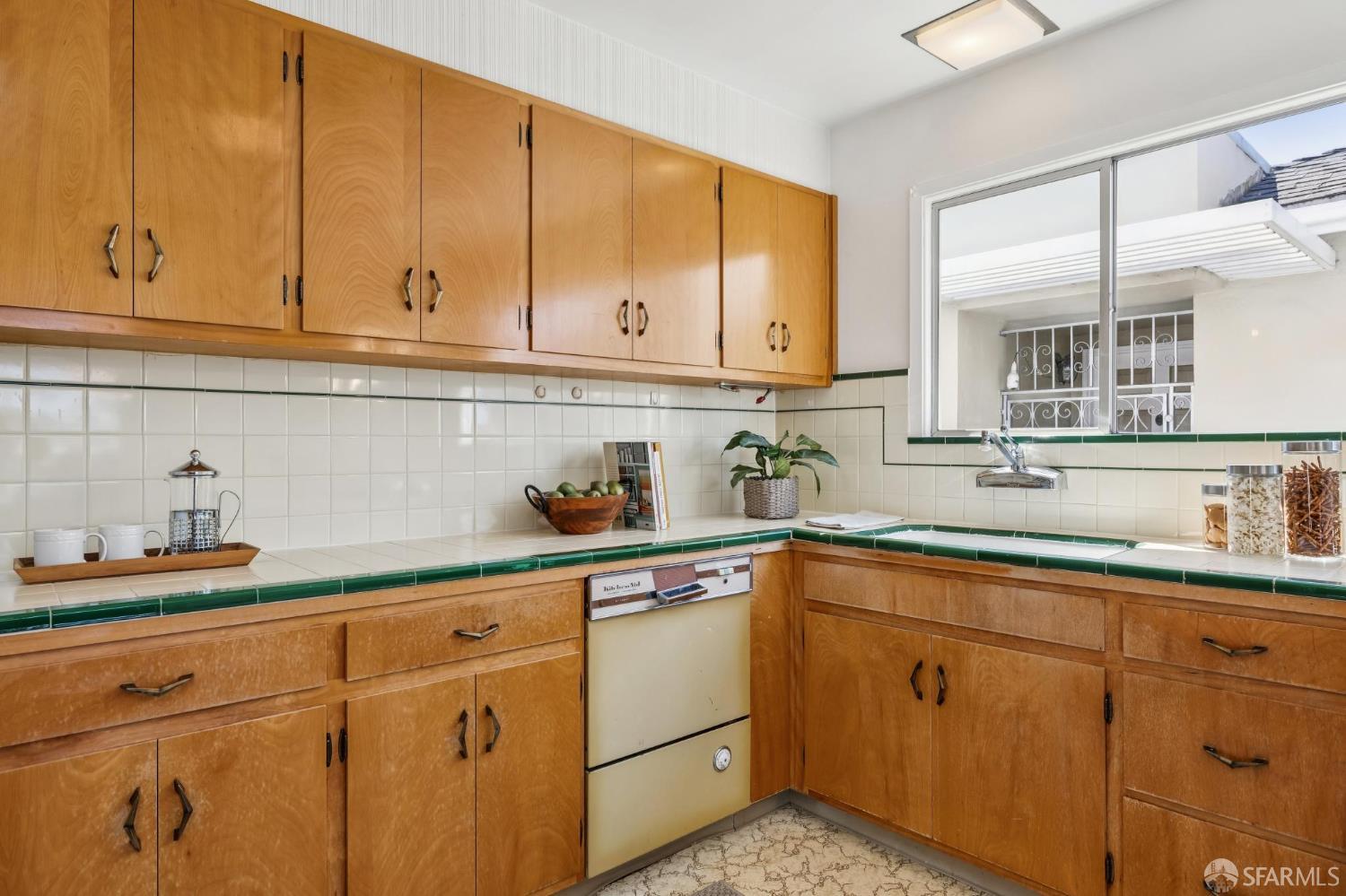 1525 Eucalyptus Drive