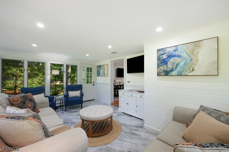 62 Guinard Dr