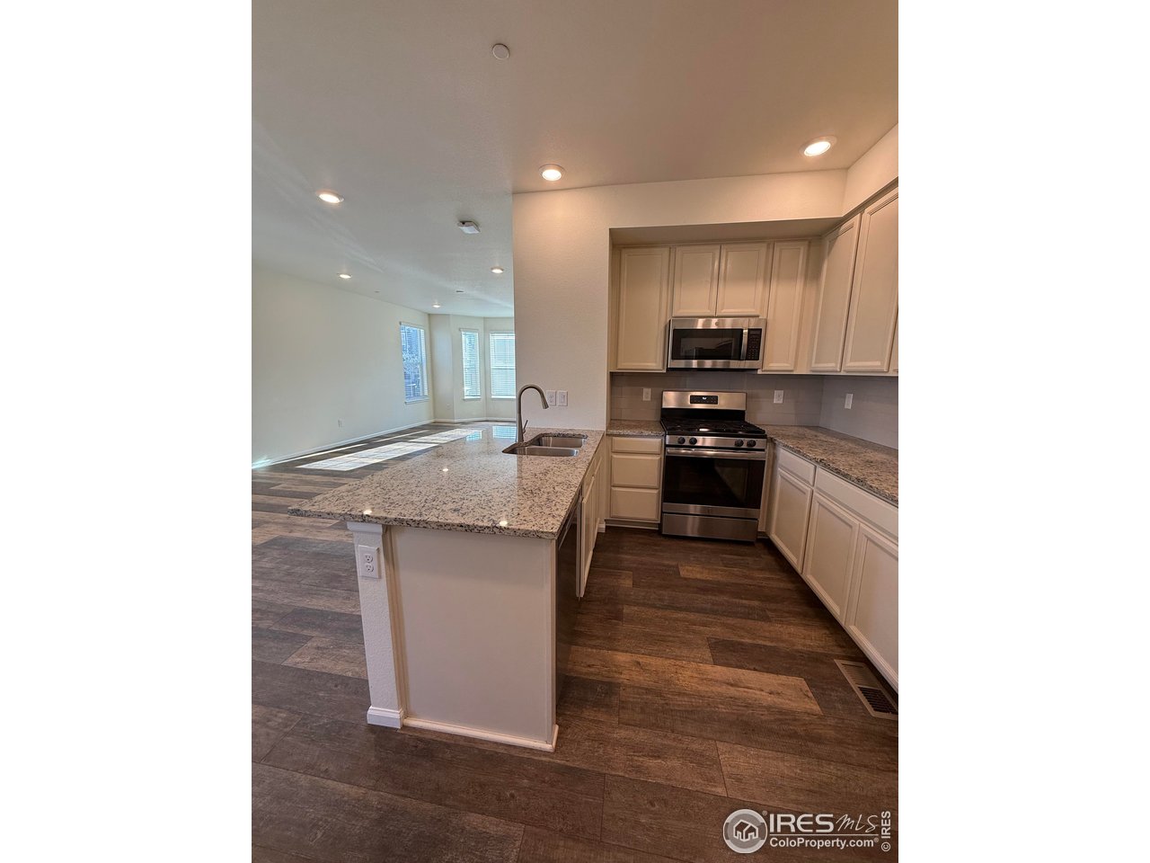 323 Zeppelin Way