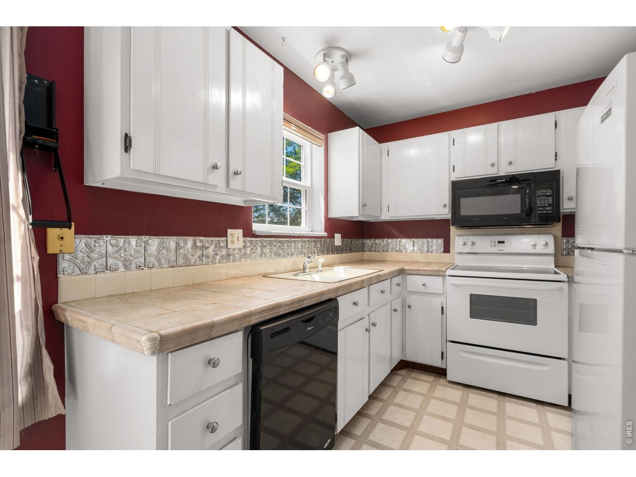 3200 Azalea Dr E2