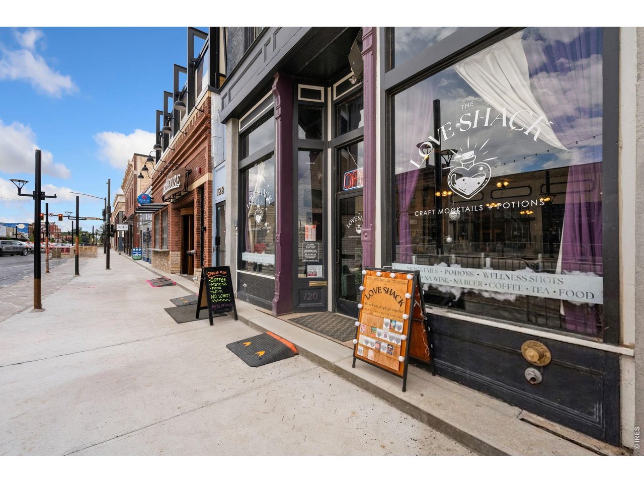 120 E 4th St