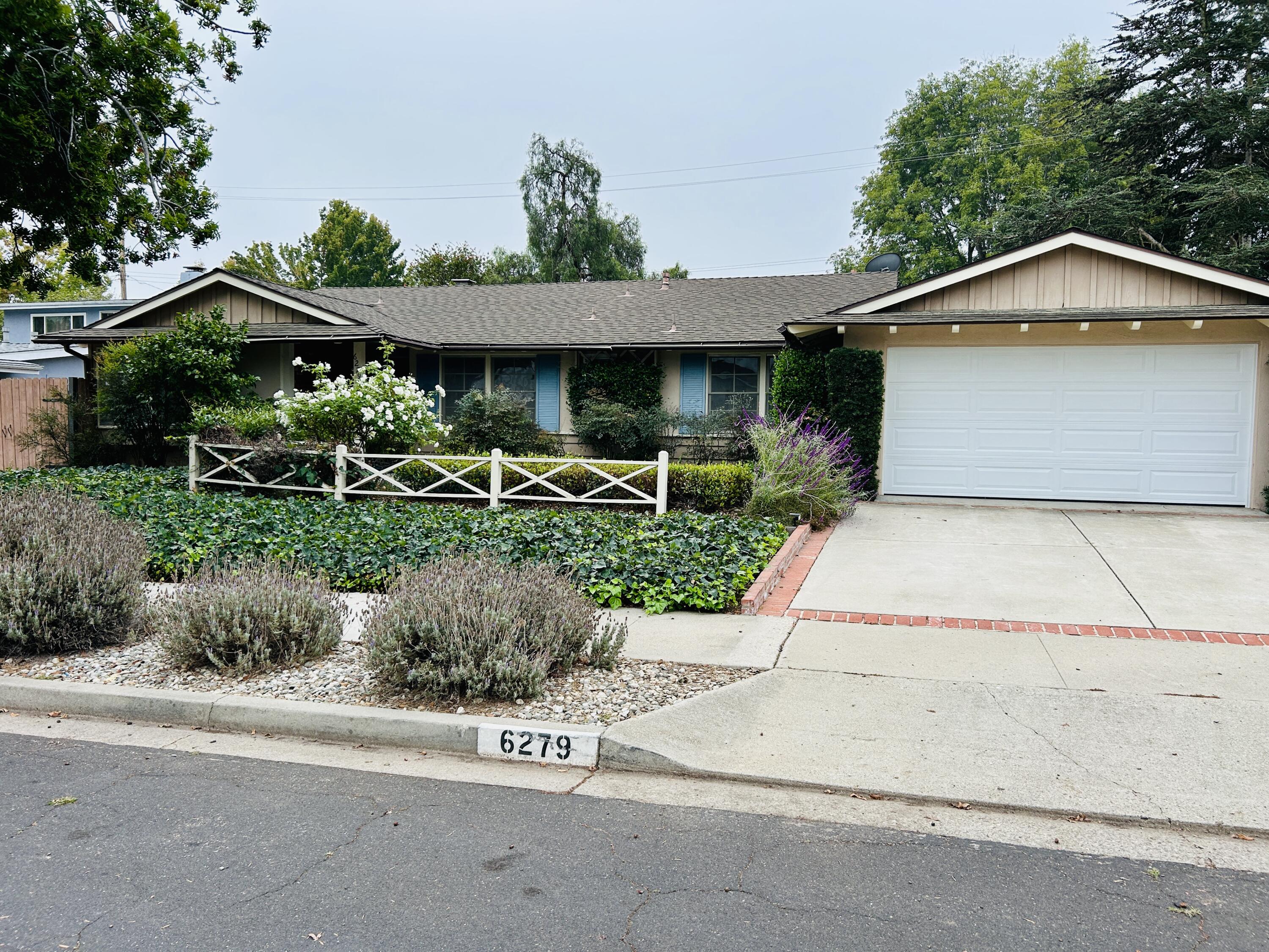 6279 Avenida Gorrion