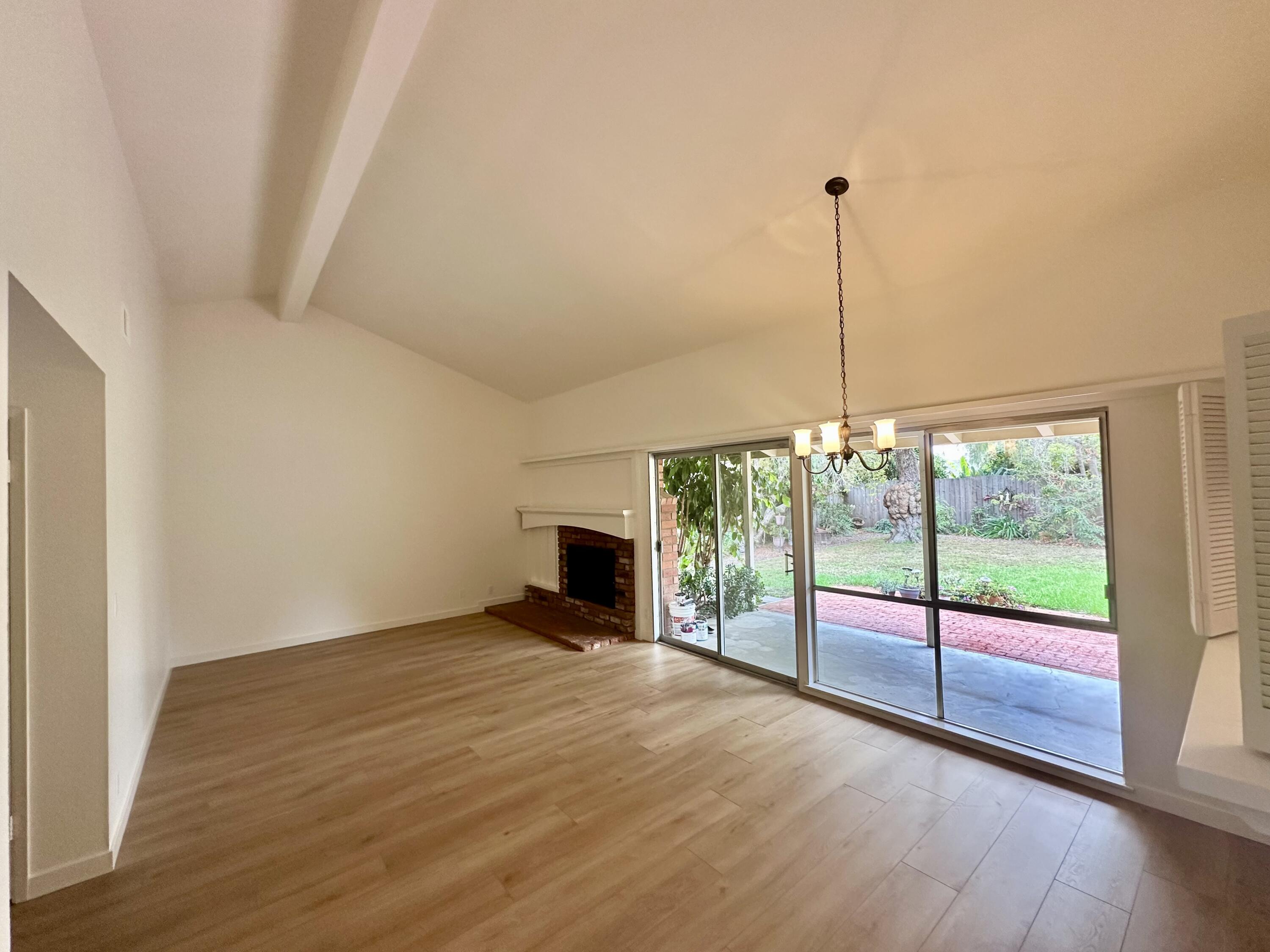 6279 Avenida Gorrion