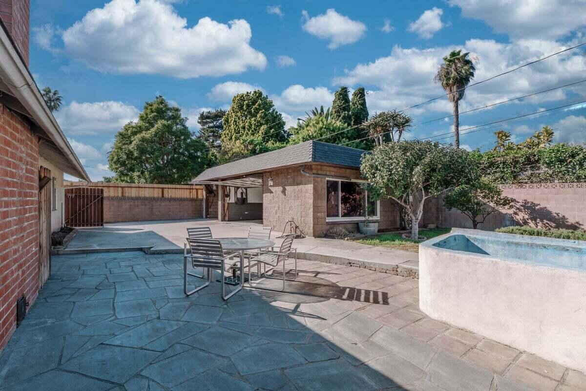 4689 Puente Plaza