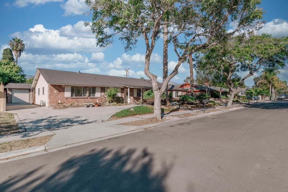 4689 Puente Plaza