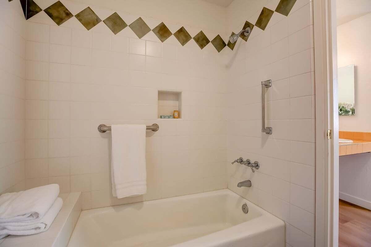 614 Calle De Los Amigos
