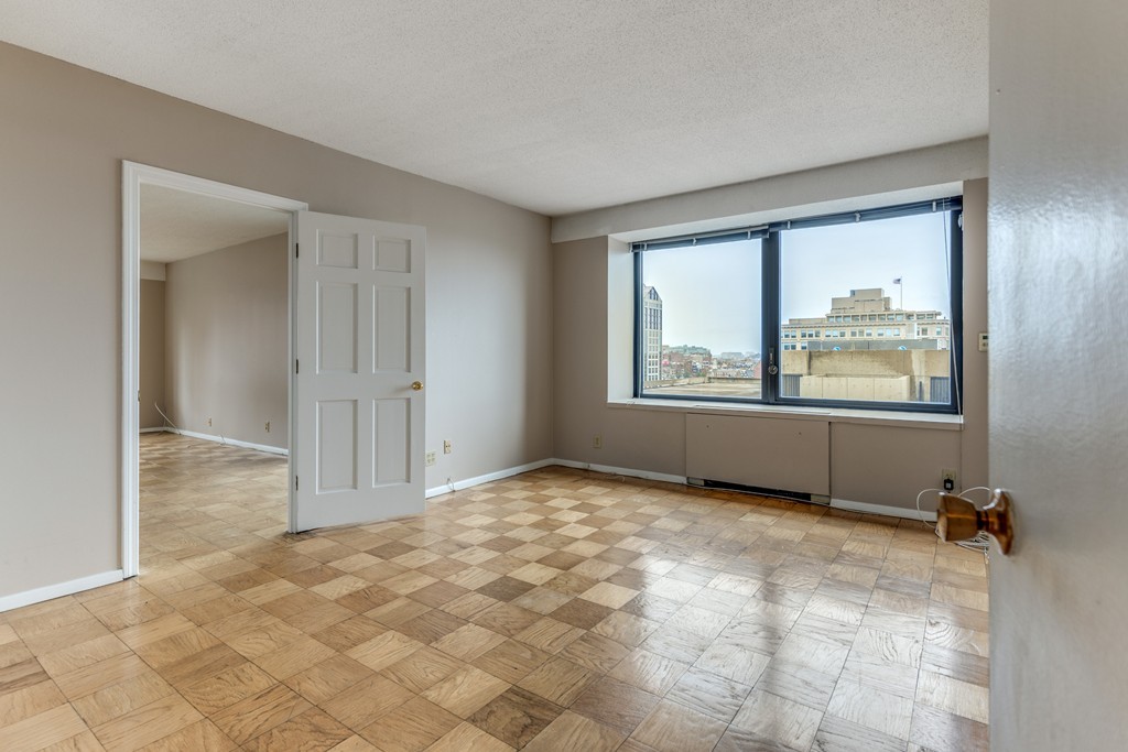 65 East India Row Unit: 10B