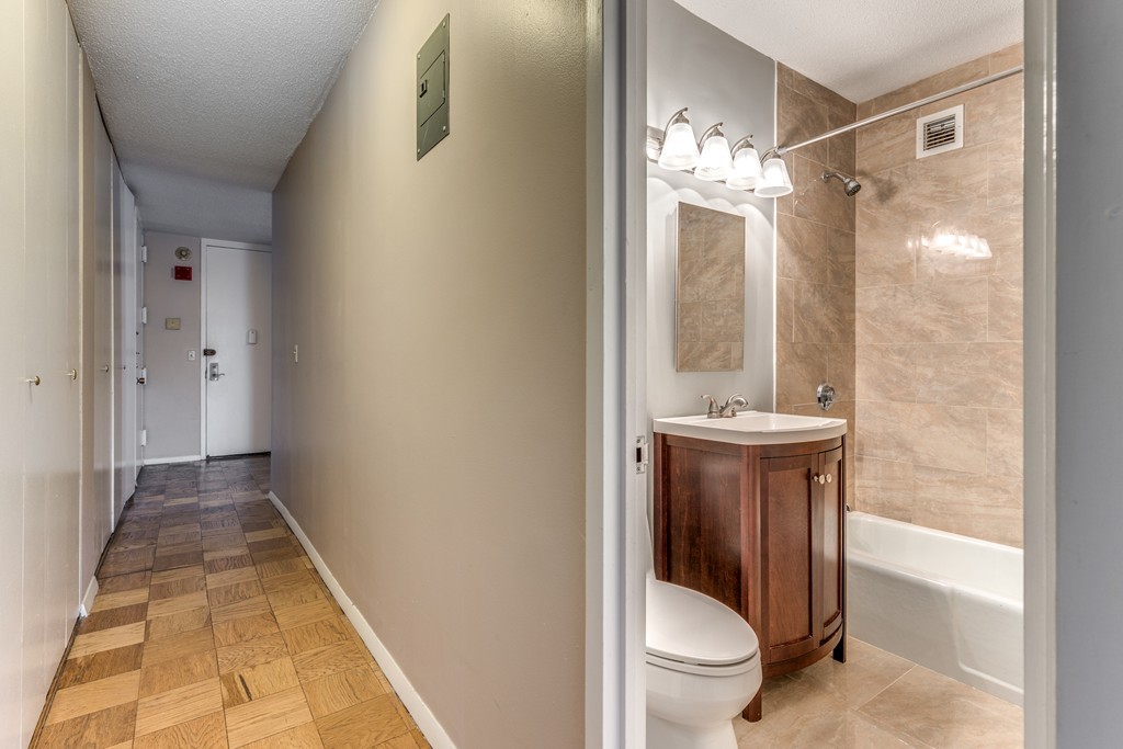 65 East India Row Unit: 10B