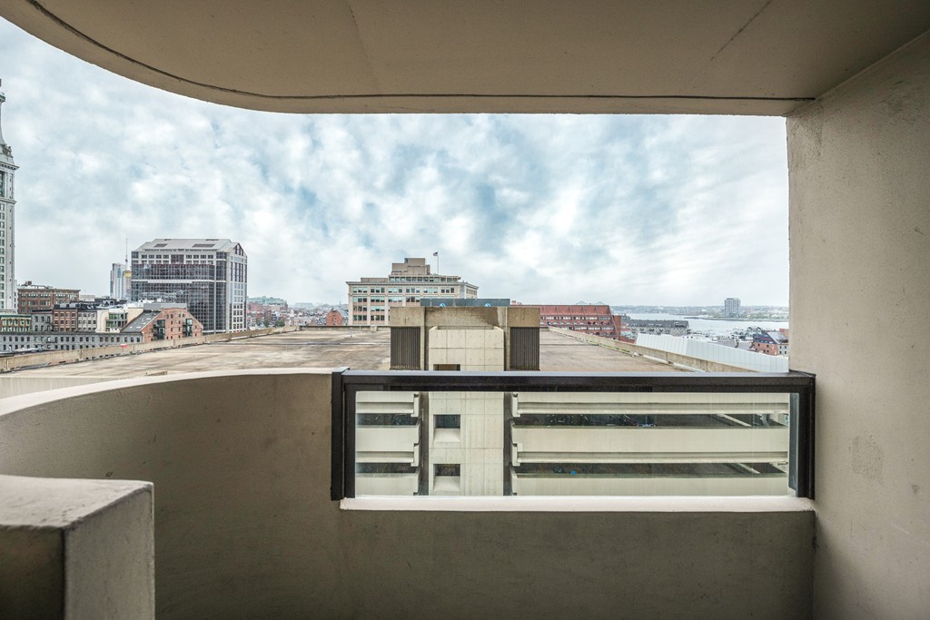 65 East India Row Unit: 10B