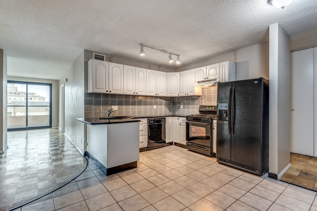 65 East India Row Unit: 10B