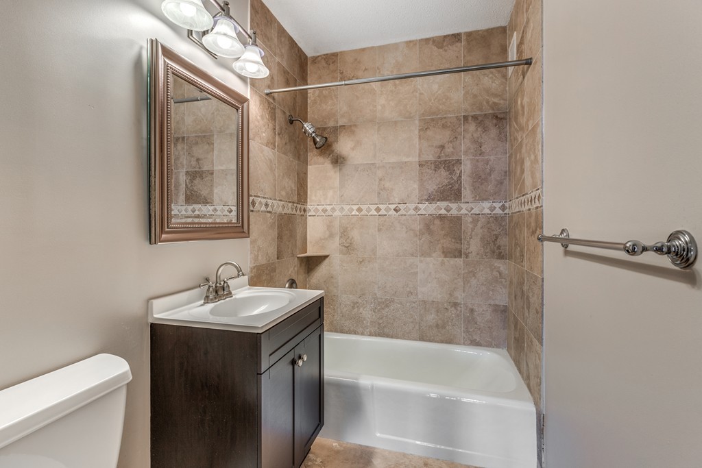 65 East India Row Unit: 10B