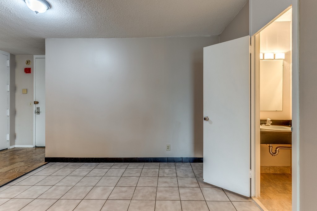 65 East India Row Unit: 10B