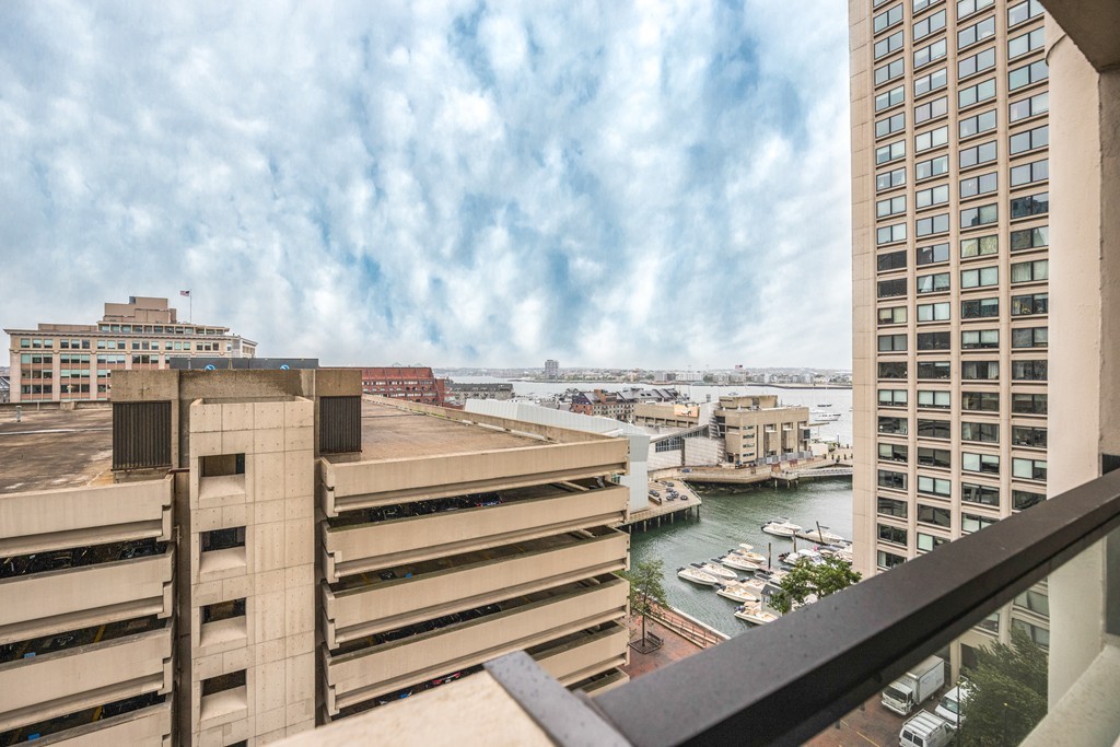 65 East India Row Unit: 10B