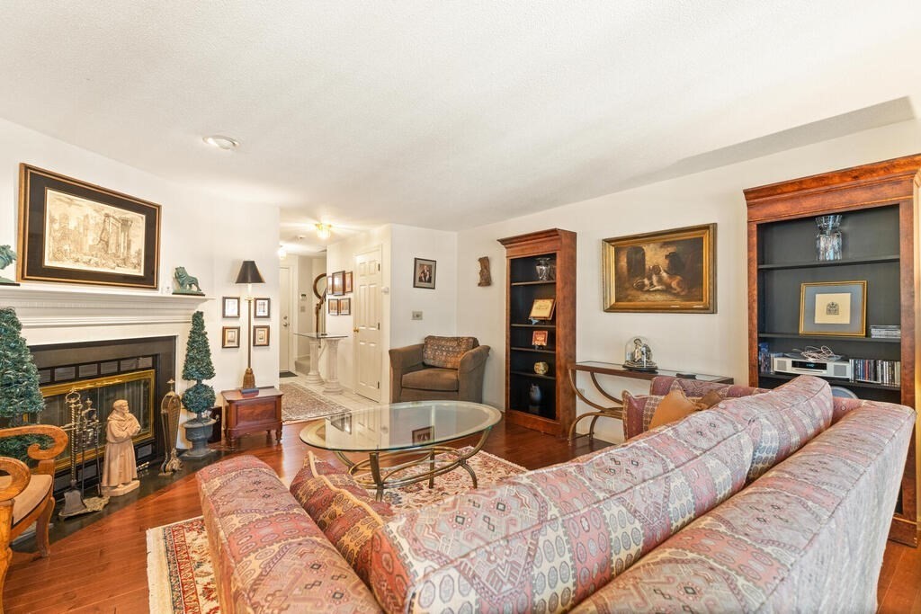 4 Bellingham Ct Unit: 4