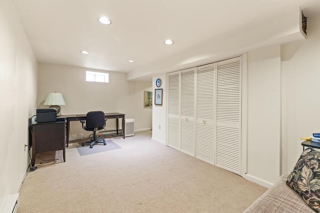 4 Bellingham Ct Unit: 4