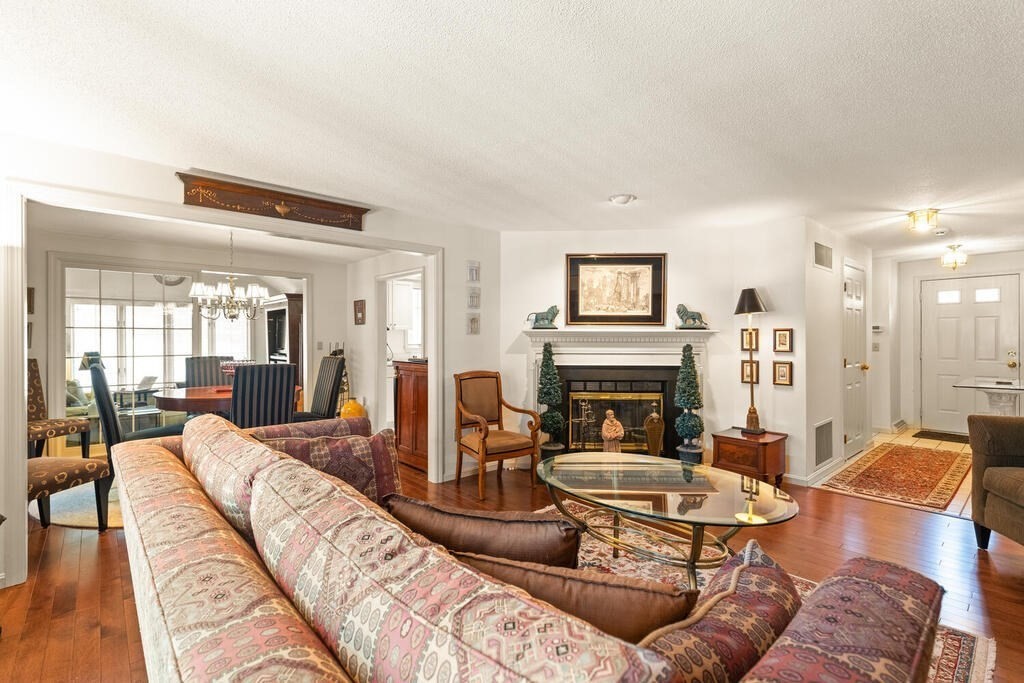 4 Bellingham Ct Unit: 4