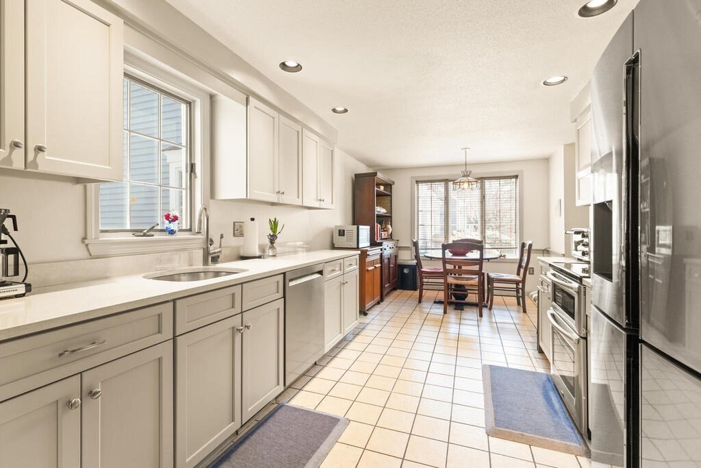 4 Bellingham Ct Unit: 4