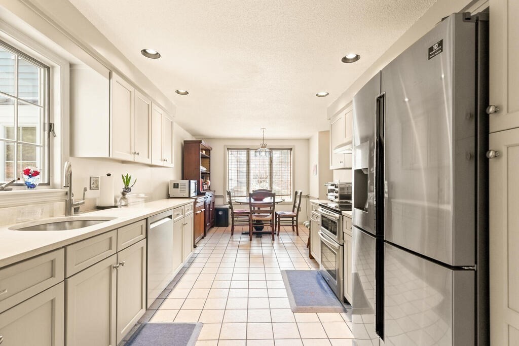 4 Bellingham Ct Unit: 4