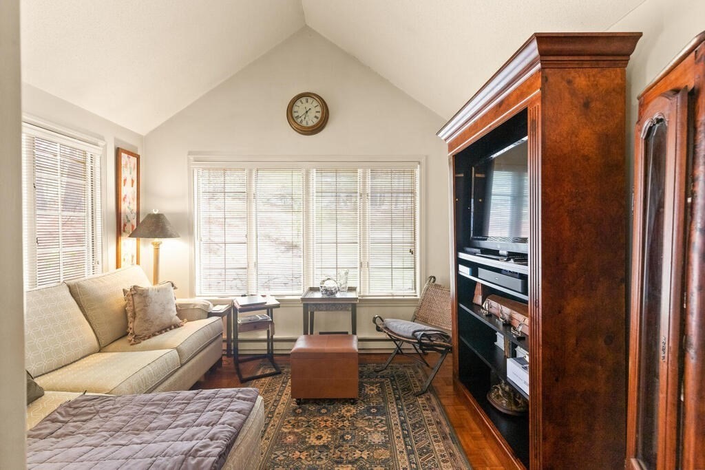 4 Bellingham Ct Unit: 4