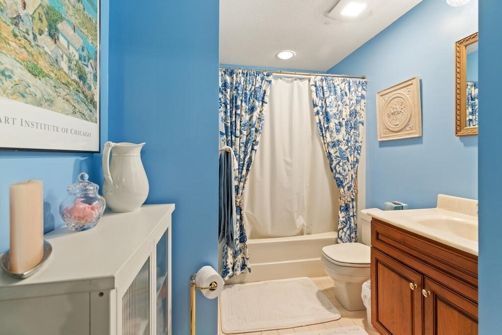 4 Bellingham Ct Unit: 4