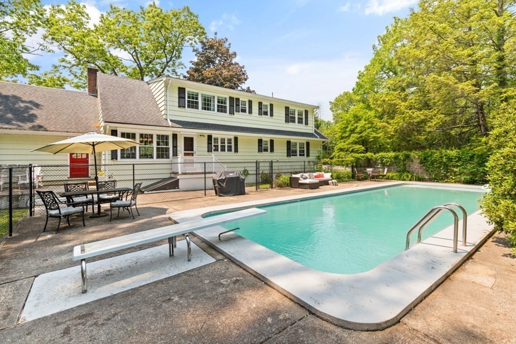 8 Candlewood Rd