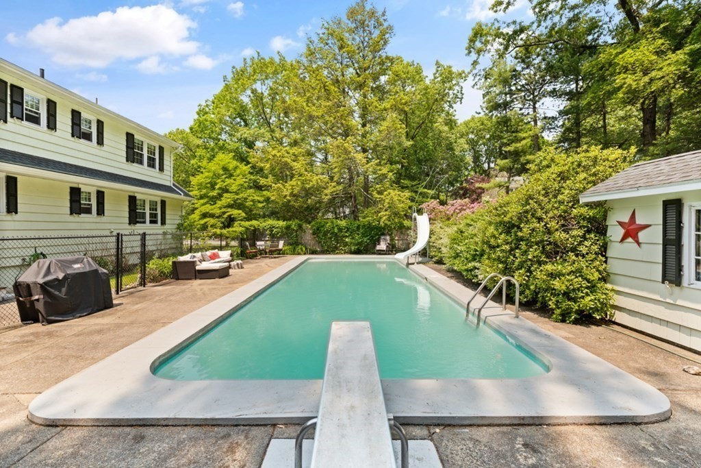 8 Candlewood Rd