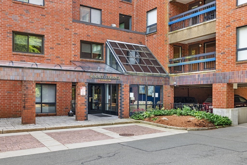 4 Summit Drive Unit: 001