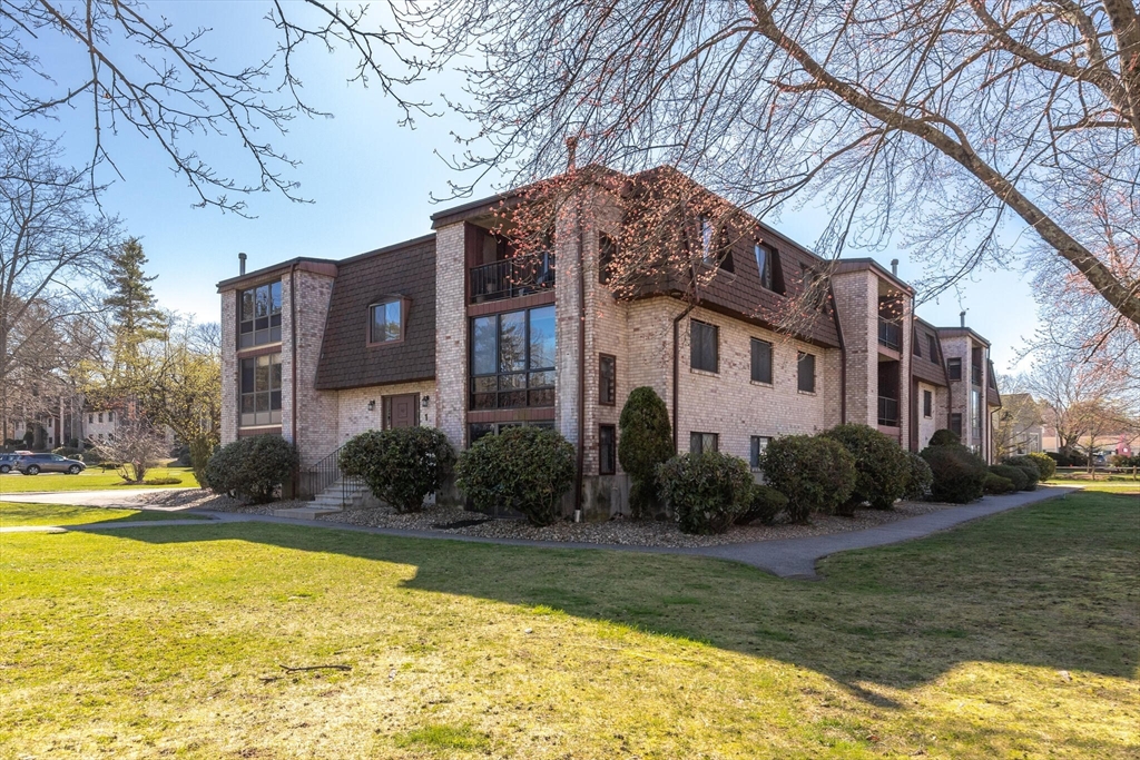 1 Greenbriar Dr # 202