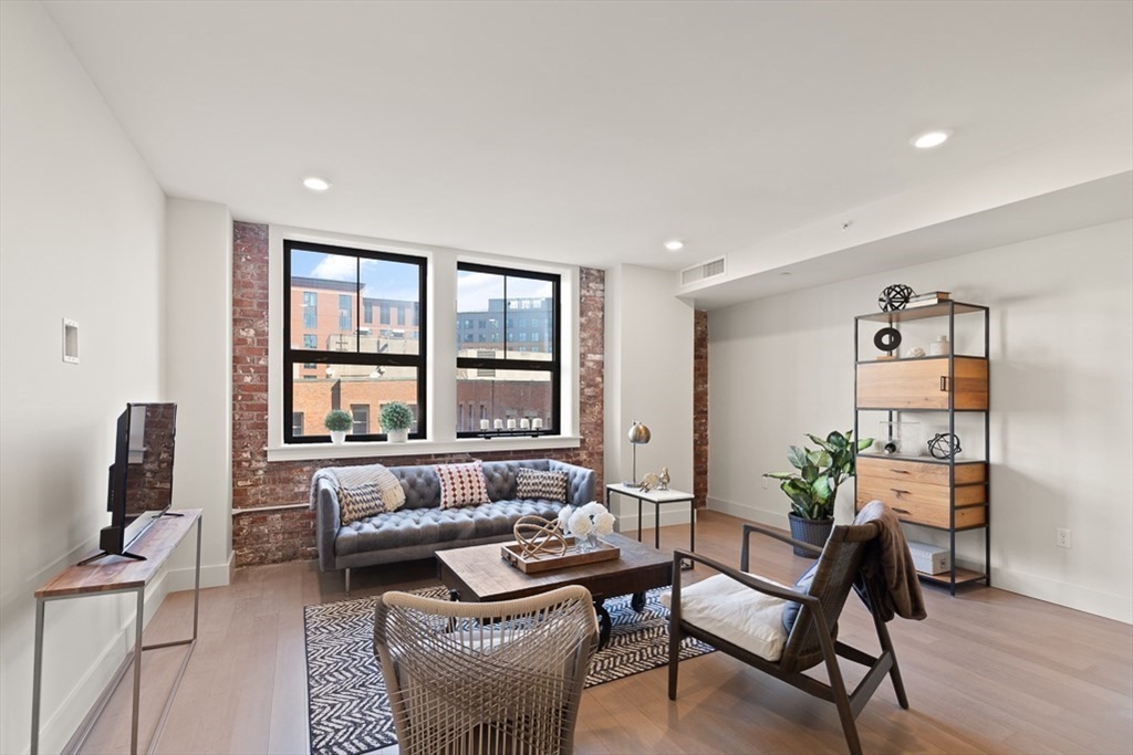 121 Portland St # 611