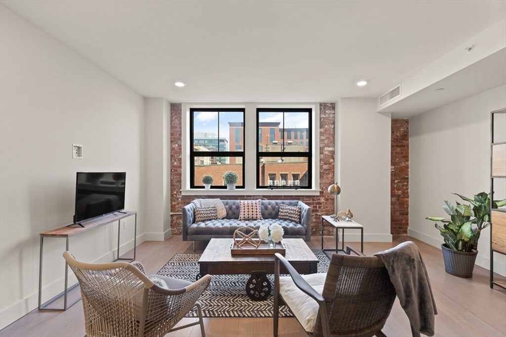 121 Portland St # 611