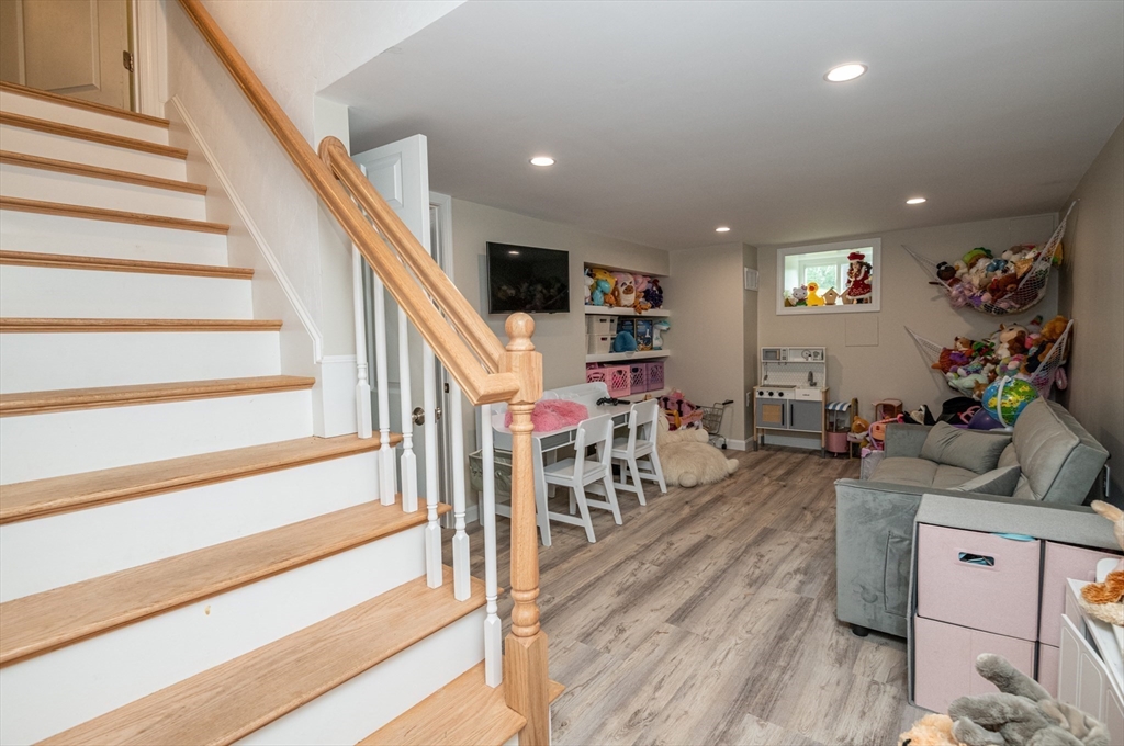 909 Main St