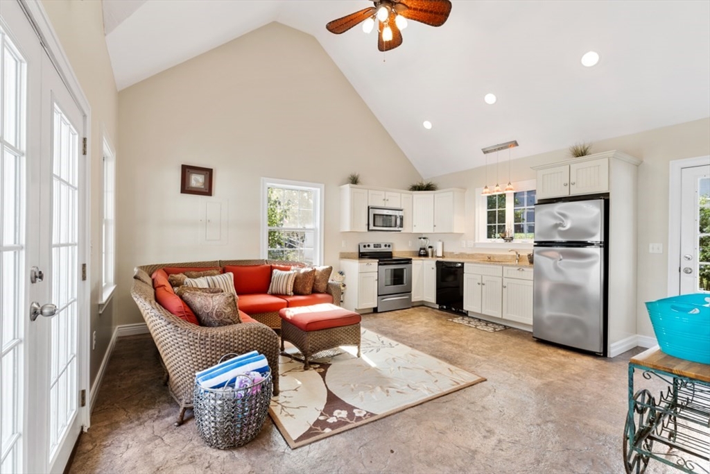 6 Stagecoach Ln