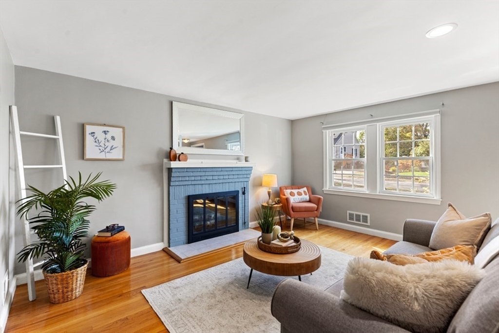 44 Sunset Dr, Beverly