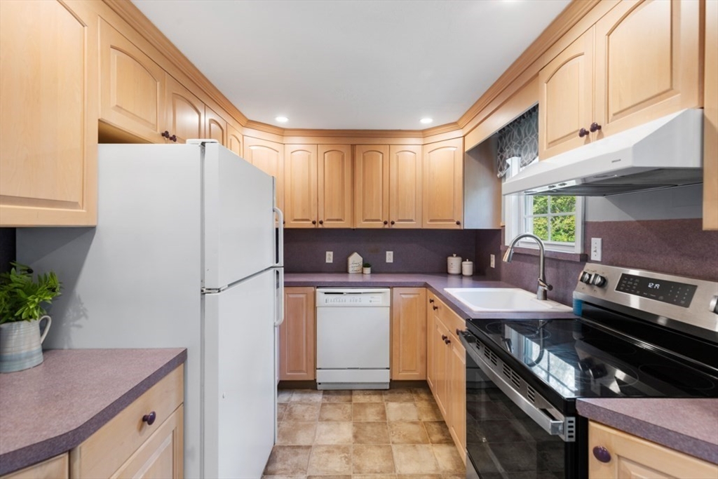 44 Sunset Dr, Beverly