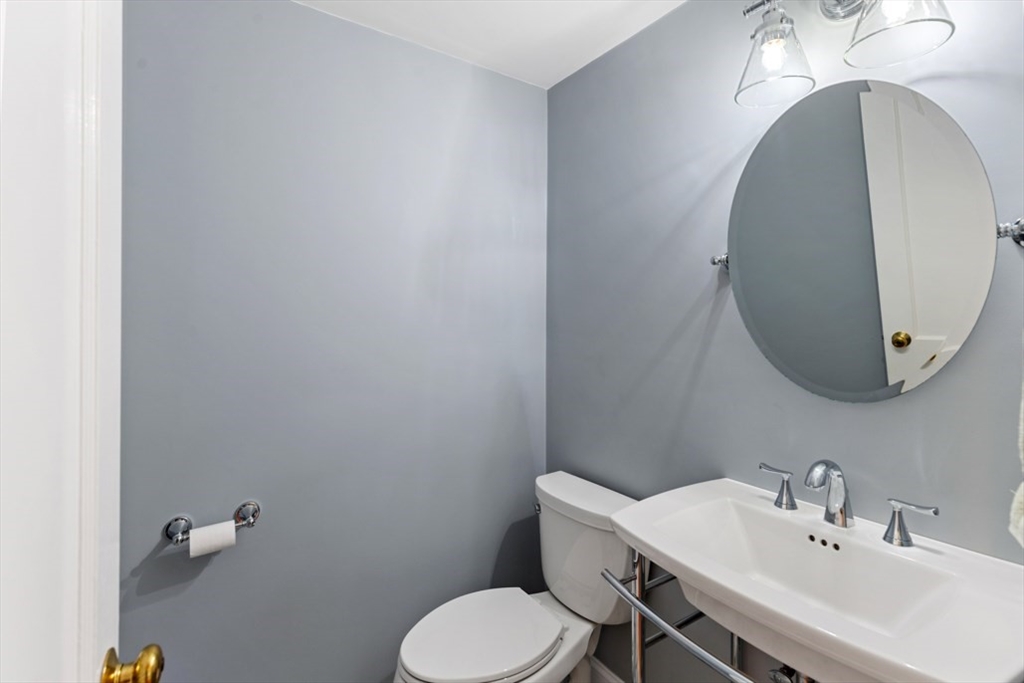 44 Sunset Dr, Beverly