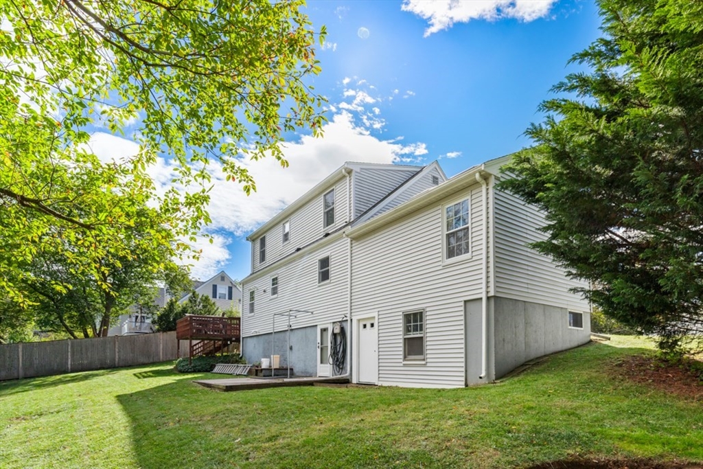 44 Sunset Dr, Beverly