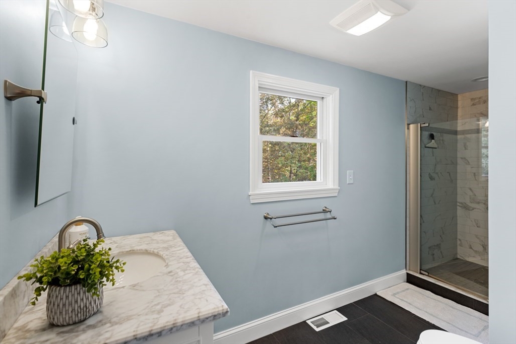 44 Sunset Dr, Beverly