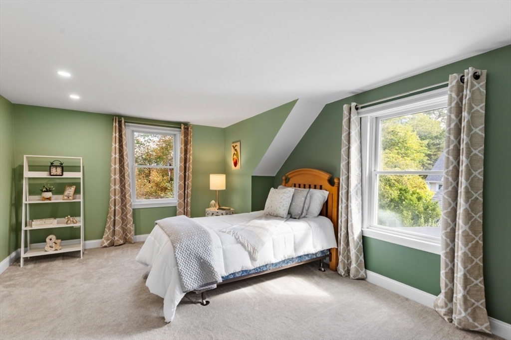 44 Sunset Dr, Beverly