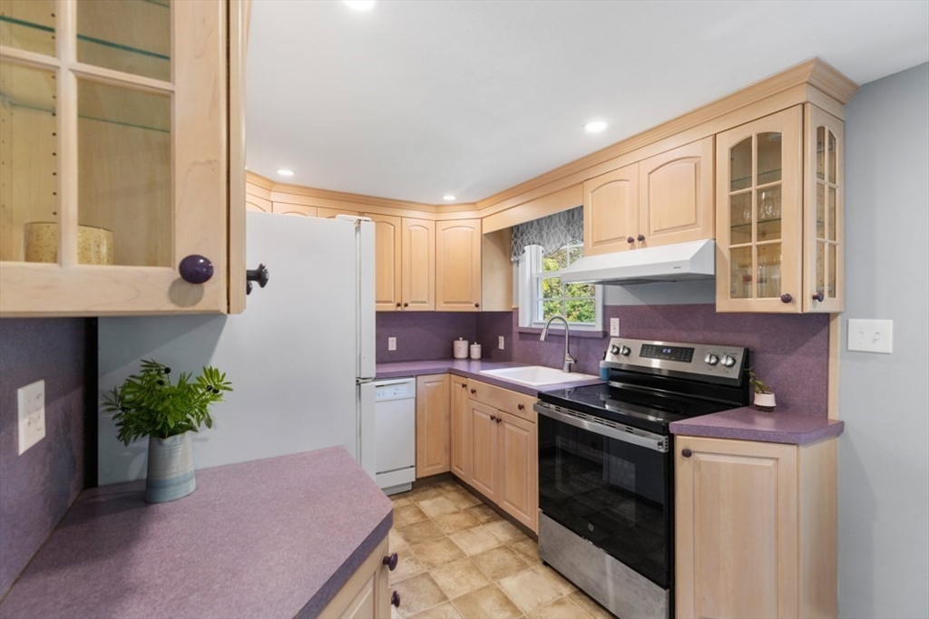 44 Sunset Dr, Beverly